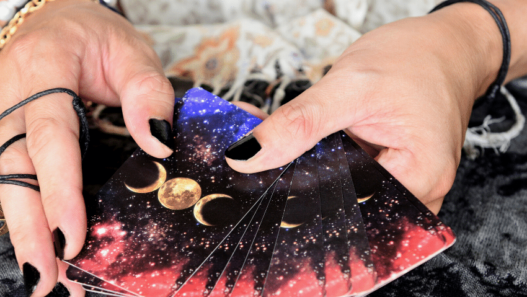 Essayez ce tirage de tarot pour la Nouvelle Lune en Lion
